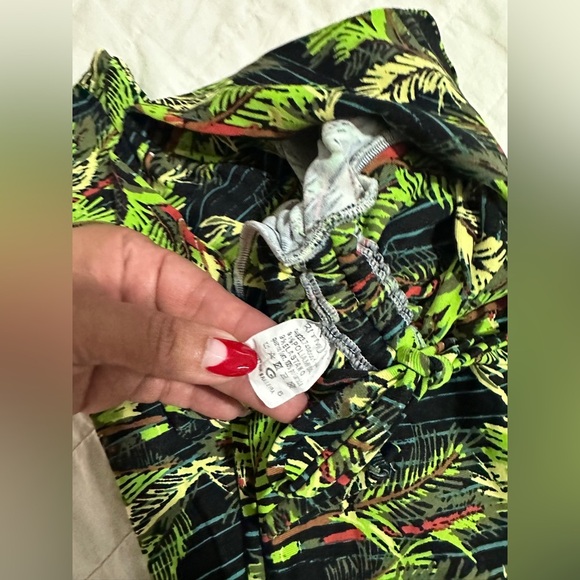 Colorful Abstract Activewear Set - Picture 3 of 4